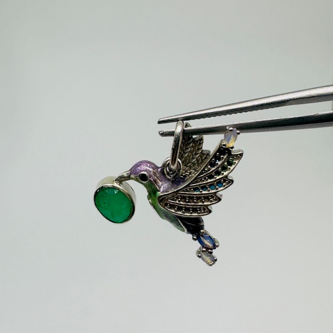 Colibrí en plata Ley 925 con Esmeralda